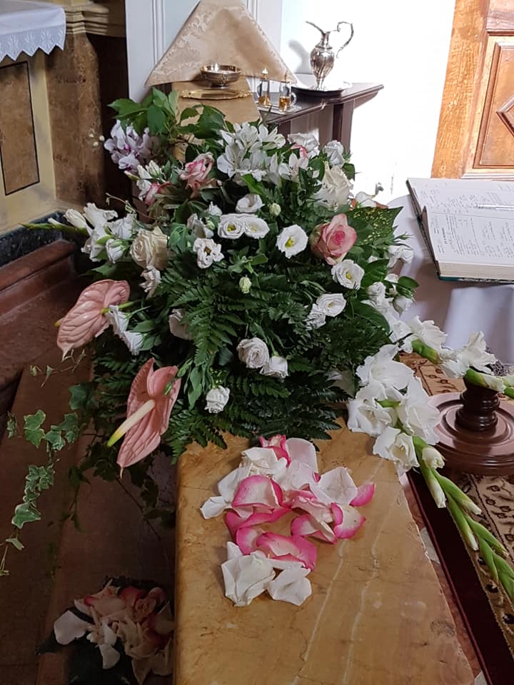 02 Allestimento Matrimonio Composizione Det Balaustra Anturium Rosa Lisiantus Bianchi Rose Rosa Rose Bianche Gladioli Bianchi Fioreria Bruseghini Besenello Trento